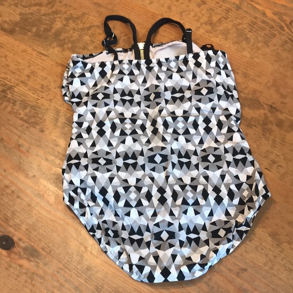 Zip front one piece swimsuit. No brand. Armpit to armpit 16.5” - Picture 3 of 8